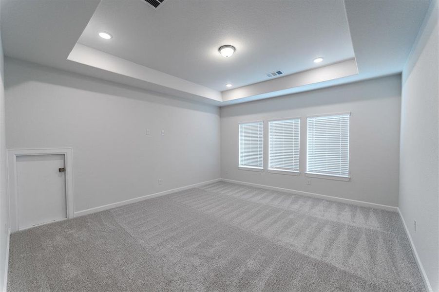 Spacious, unfurnished interior of a new home in Heath Golf & Yacht Club, Heath (Image 25).