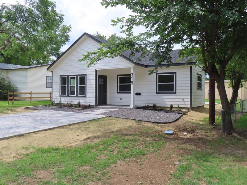 Exterior details and patio area of a home in , Wills Point (Image 18).