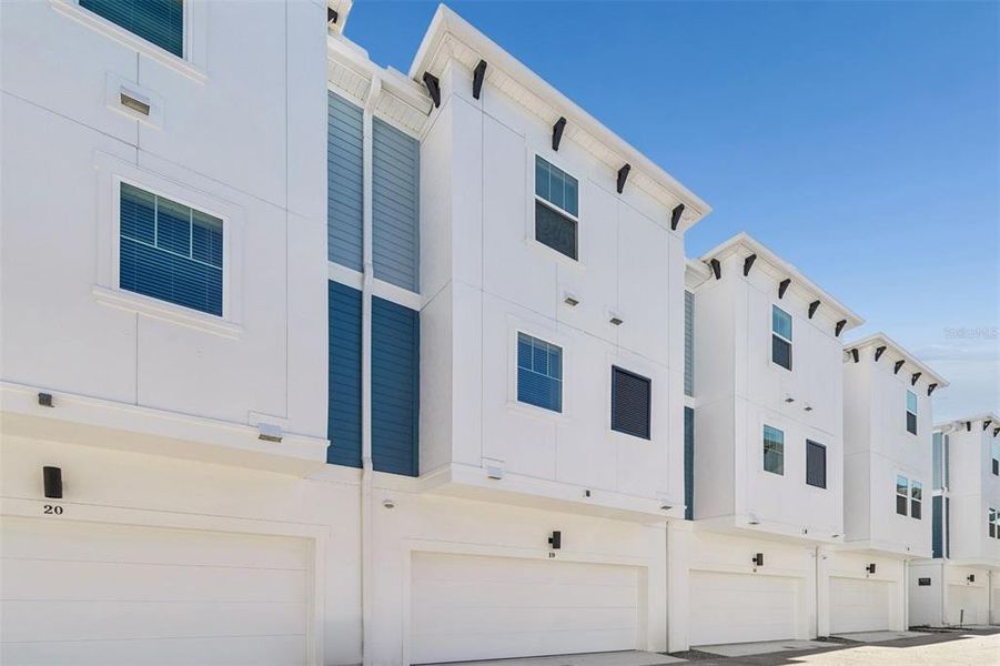 Condo located in Tampa, FL showcasing its design and architecture (Image 3).