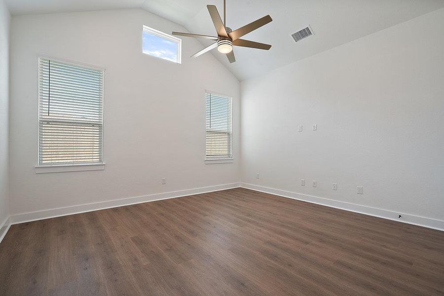 Spacious, unfurnished interior of a new home in Persimmon, Buda (Image 14).