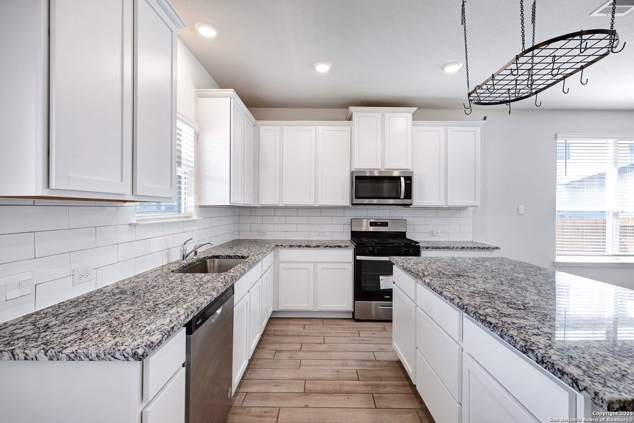 Furnished interior view inside a new home in Steele Creek, Cibolo (Image 5).