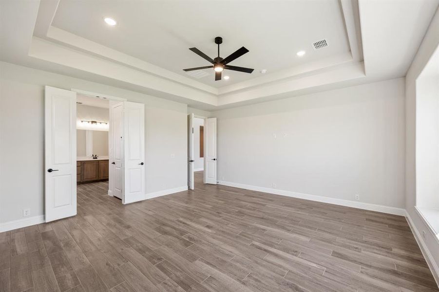 Spacious, unfurnished interior of a new home in Abe's Landing, Granbury (Image 12).