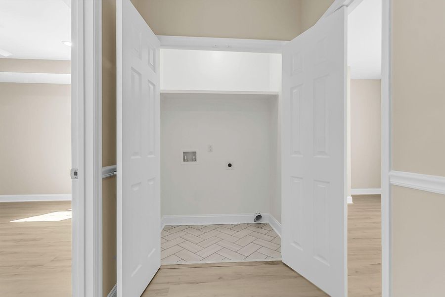 Spacious, unfurnished interior of a new home in , Round O (Image 37).