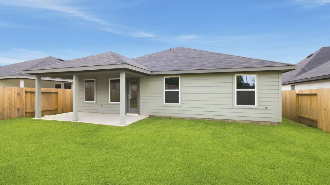 Exterior details and patio area of a home in Silverthorne, Conroe (Image 4).