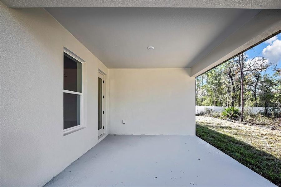 Exterior details and patio area of a home in , Weeki Wachee (Image 4).