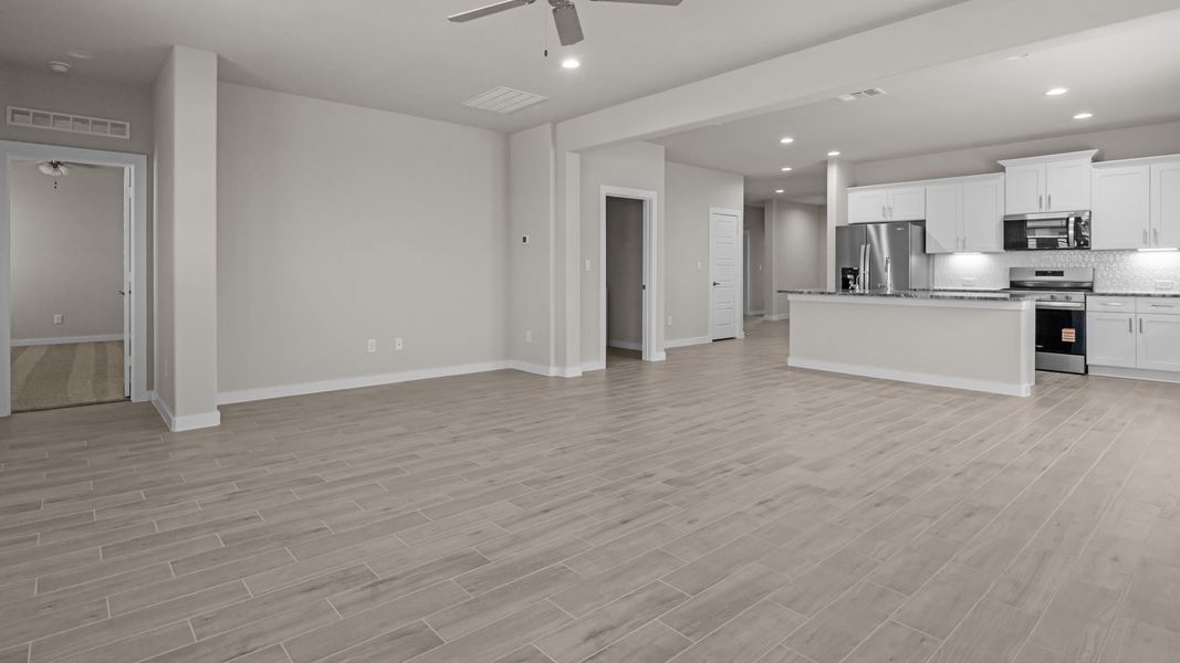 Spacious, unfurnished interior of a new home in Northwest Passage, Midland (Image 11).