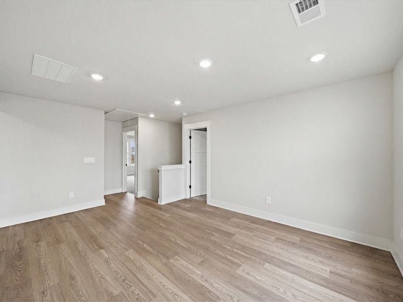 Spacious, unfurnished interior of a new home in Ashby Woods, Boiling Springs (Image 16).
