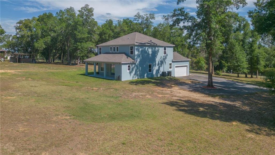 Exterior details and patio area of a home in , Dade City (Image 4).