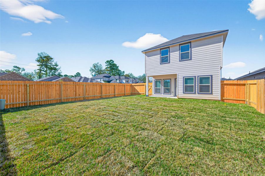 Exterior details and patio area of a home in Woodland Lakes, Houston (Image 20).
