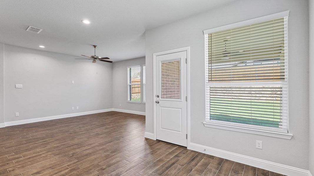 Spacious, unfurnished interior of a new home in Eagle Creek, Denton (Image 16).