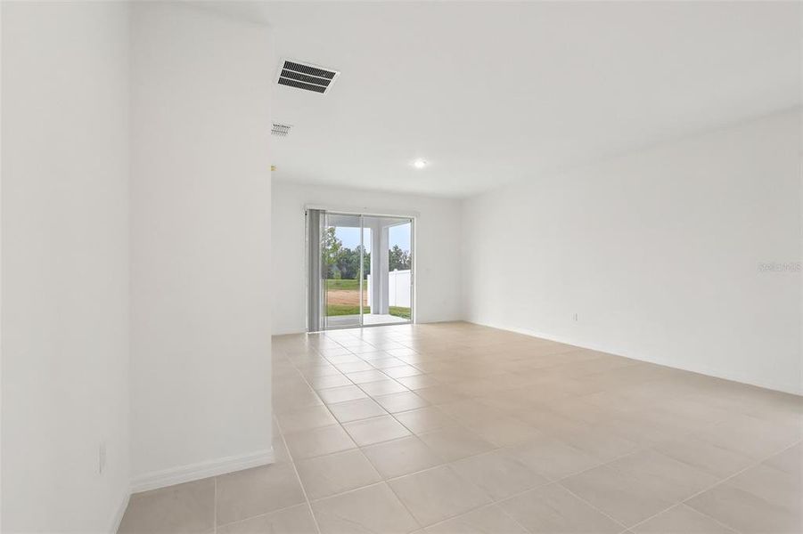 Spacious, unfurnished interior of a new home in Eagletail Landings, Howey-in-the-Hills (Image 29).