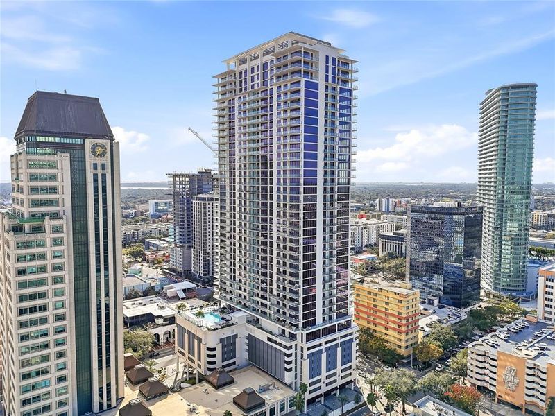 Condo located in St. Petersburg, FL showcasing its design and architecture (Image 40).