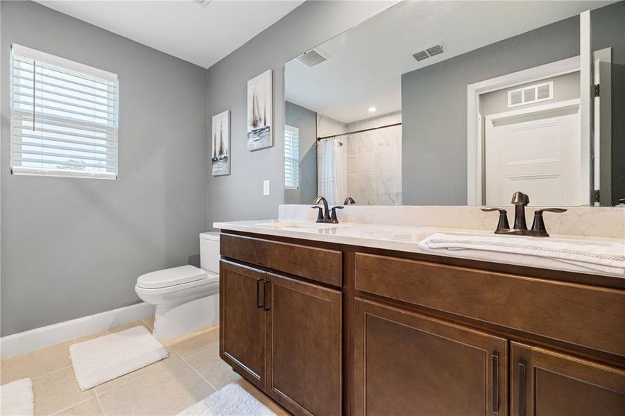 Furnished interior view inside a new home in , Orlando (Image 8).