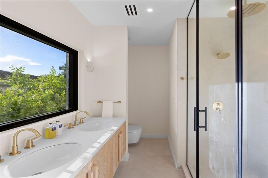 Furnished interior view inside a new home in , Miami Beach (Image 93).