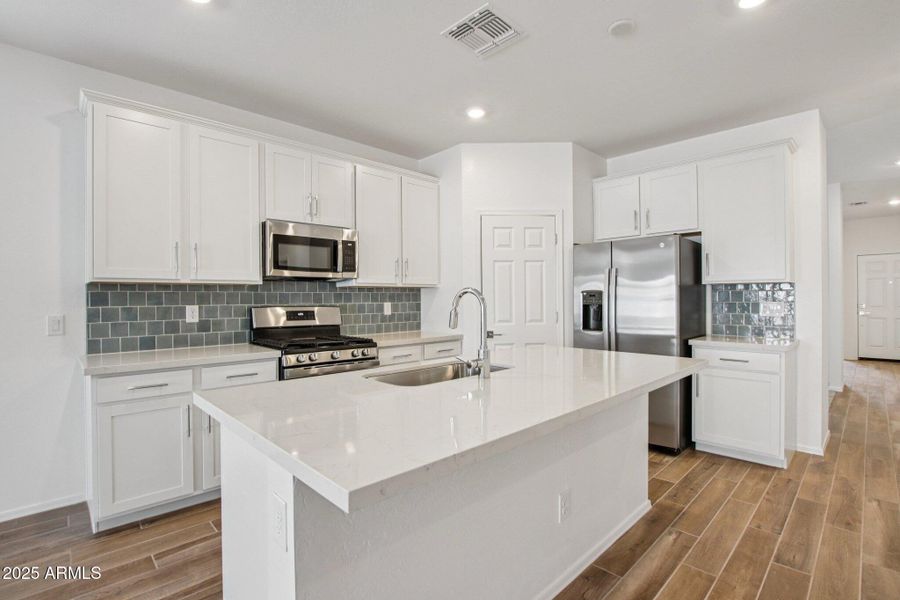 10-web-or-mls-W Kenner Dr-S0509-010