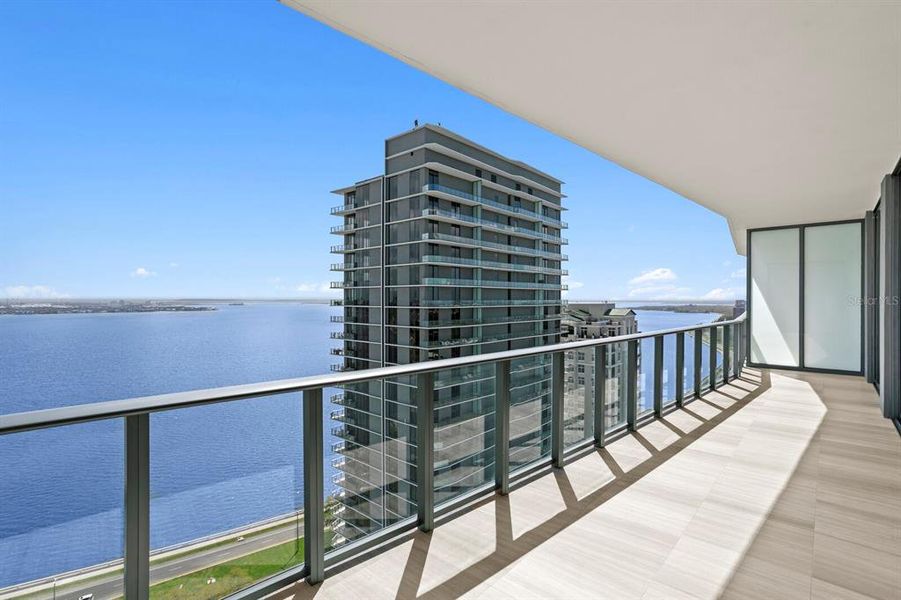 Condo located in Tampa, FL showcasing its design and architecture (Image 38).