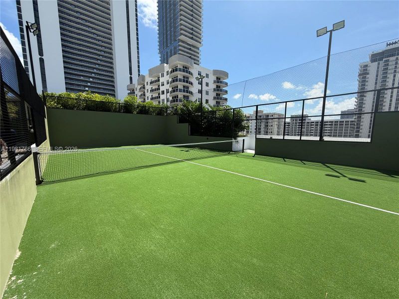 Condo located in Miami, FL showcasing its design and architecture (Image 5).