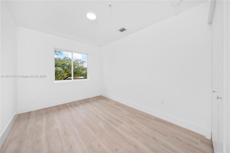 Spacious, unfurnished interior of a new home in , Miami (Image 20).