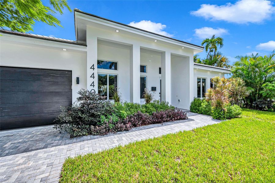 Exterior details and patio area of a home in , Oakland Park (Image 23).