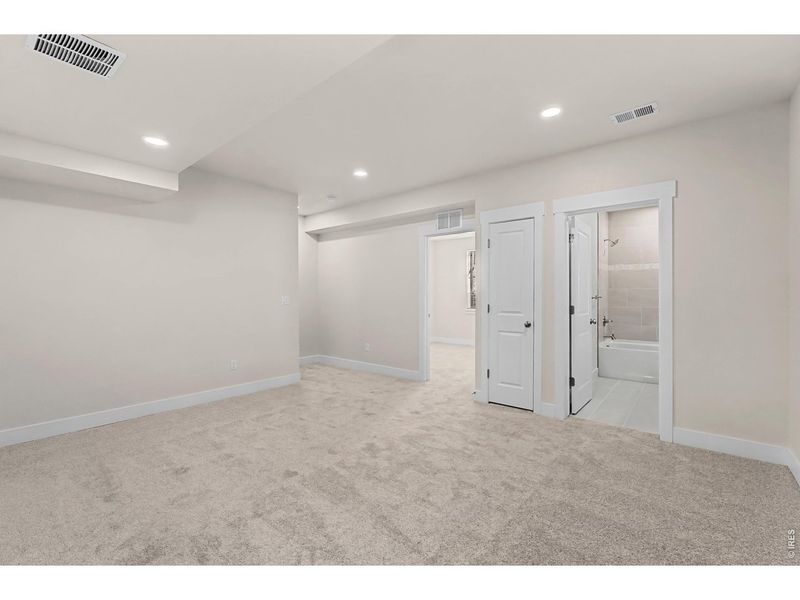 Spacious, unfurnished interior of a new home in The Lakes at Centerra - The Shores, Loveland (Image 17).