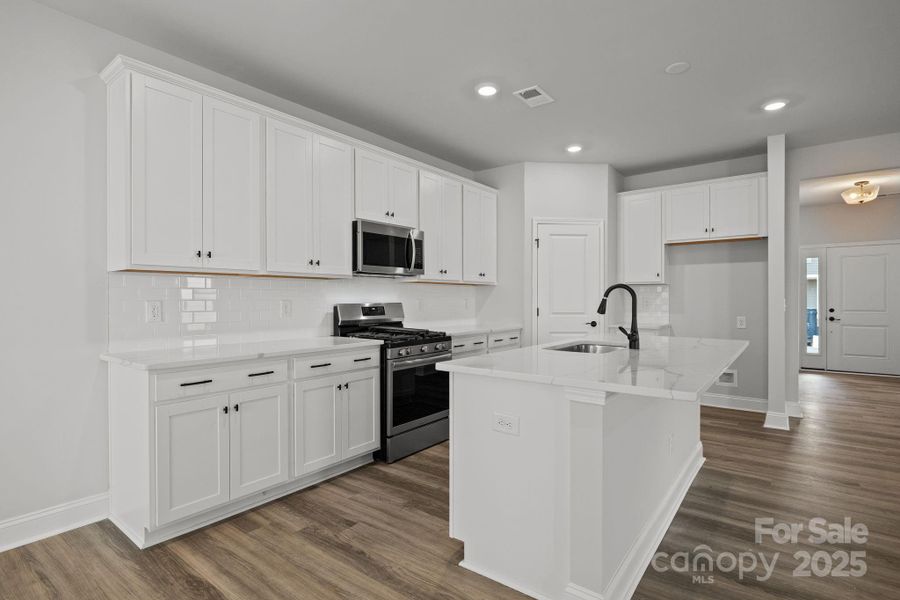 Kitchen Soft close, granite, walk in pantry