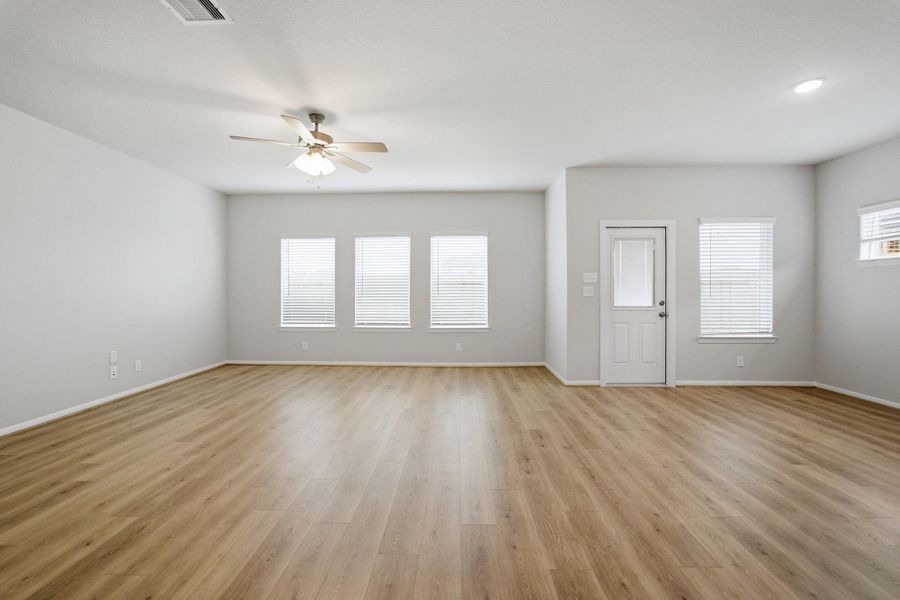 Spacious, unfurnished interior of a new home in Trails at Woodhaven Lakes, La Marque (Image 17).