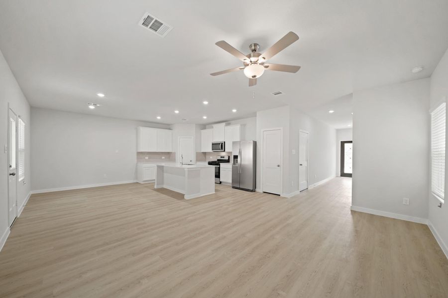 Spacious, unfurnished interior of a new home in Lakes at Black Oak, Magnolia (Image 15).