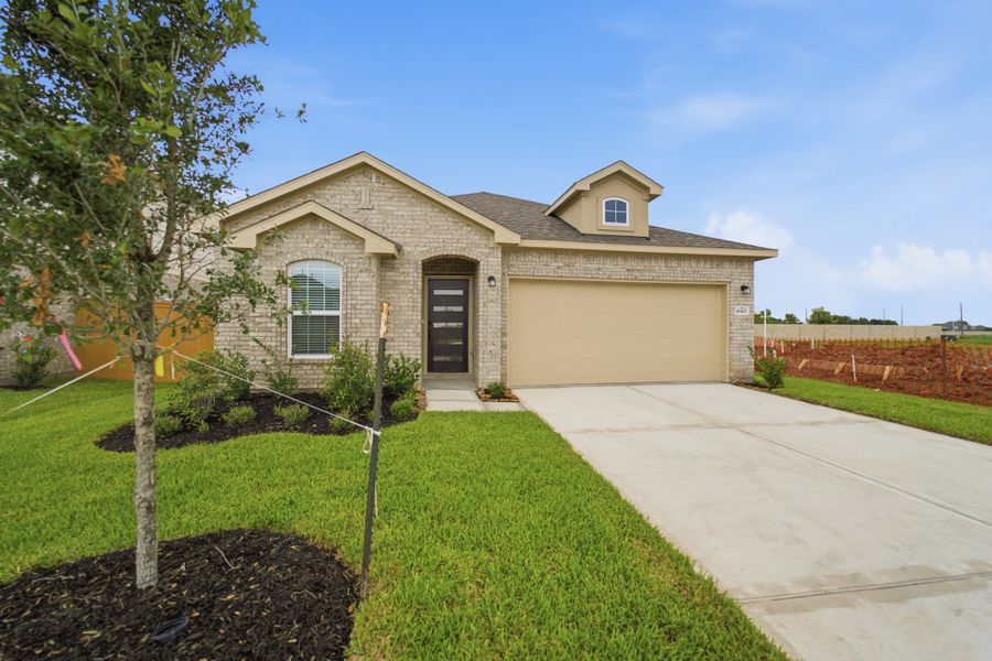 Front exterior of a new home in Sierra Vista, Rosharon, TX, highlighting curb appeal (Image 2).