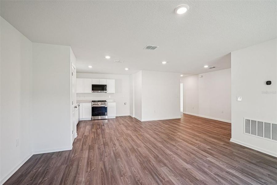 Spacious, unfurnished interior of a new home in Marion Oaks, Ocala (Image 28).