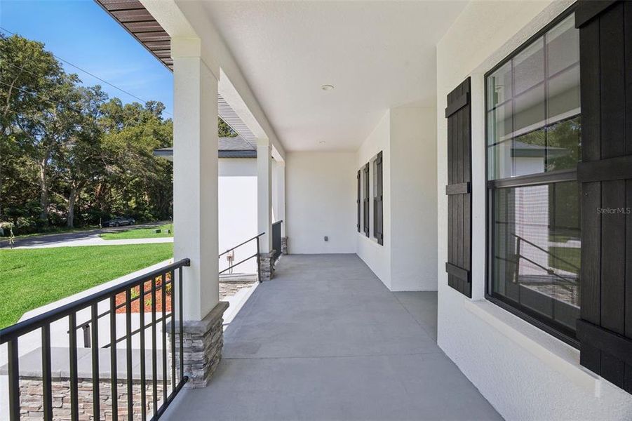 Exterior details and patio area of a home in , Clermont (Image 3).