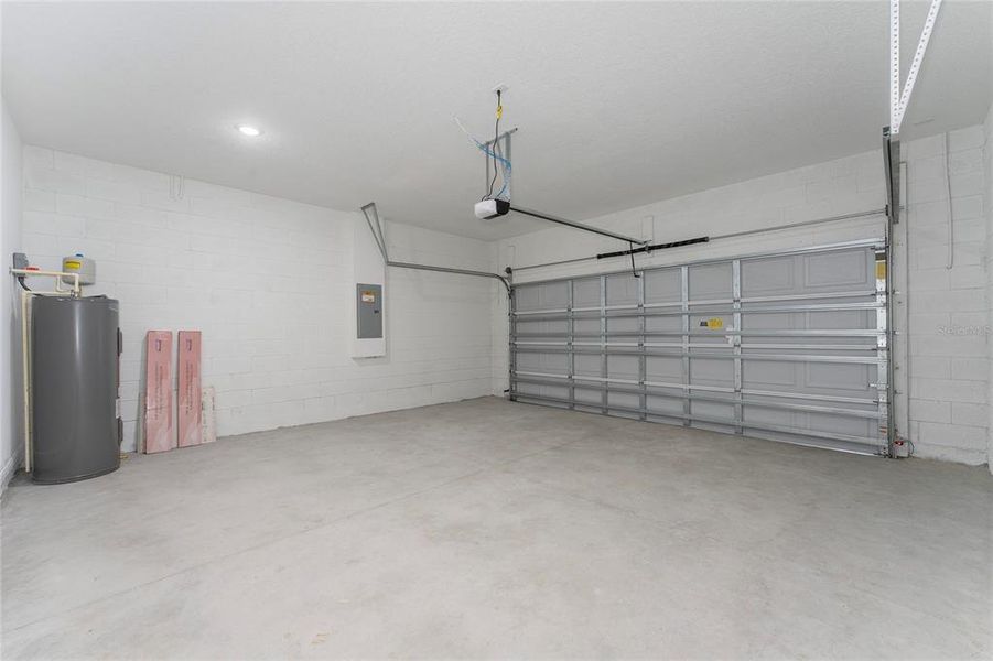 Spacious, unfurnished interior of a new home in , Citrus Springs (Image 32).