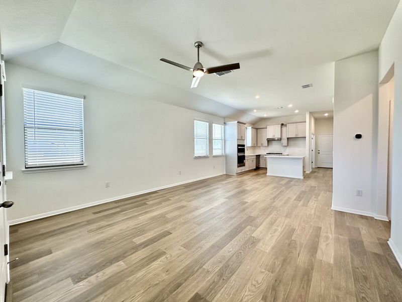 Spacious, unfurnished interior of a new home in Porter Country, Buda (Image 7).