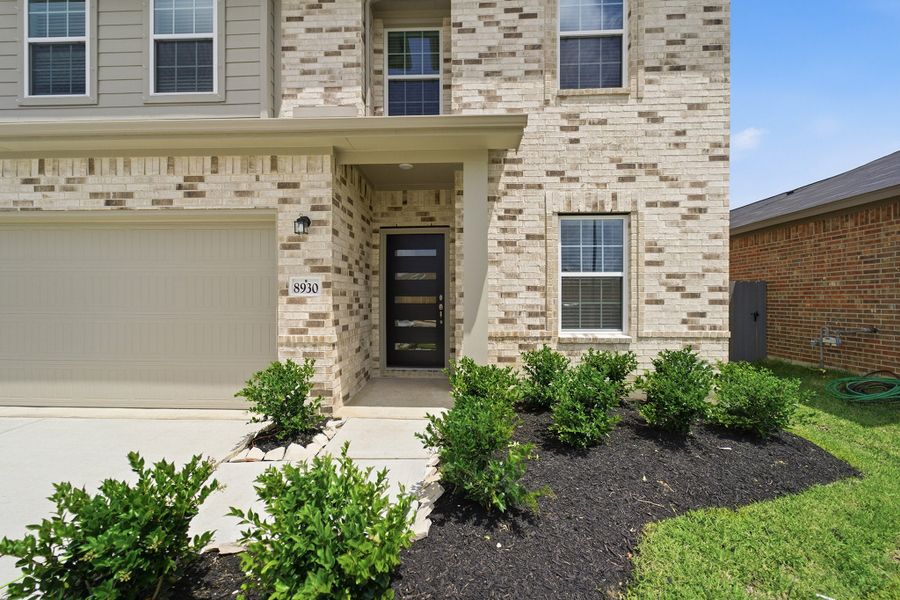 Exterior details and patio area of a home in Bay Creek, Baytown (Image 3).