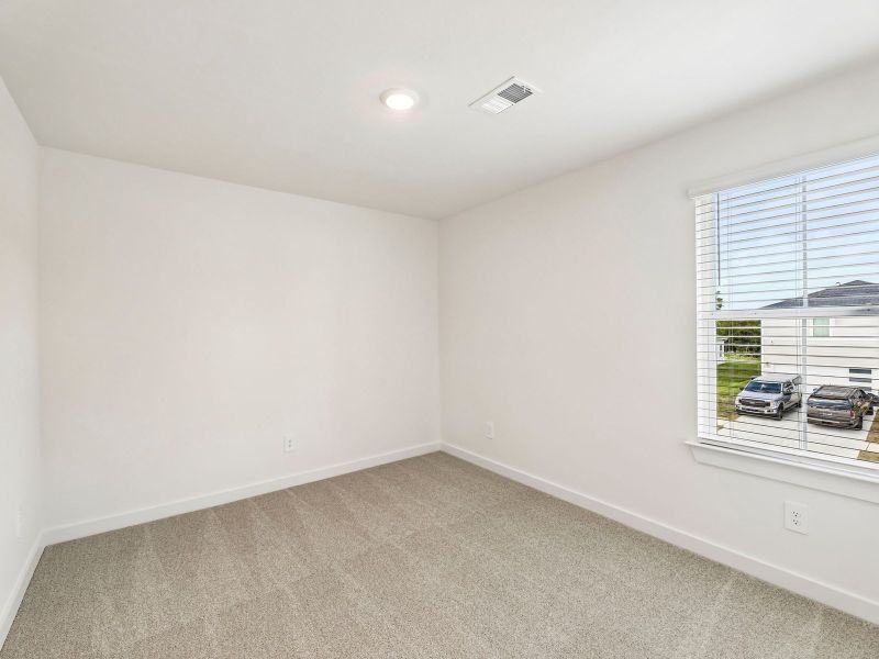 Spacious, unfurnished interior of a new home in Bear Springs, Columbia (Image 15).