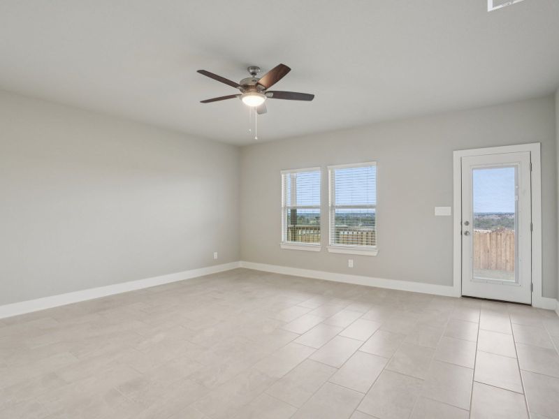 Spacious, unfurnished interior of a new home in Lark Canyon, New Braunfels (Image 17).