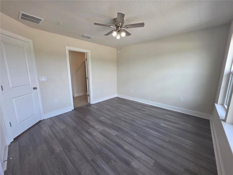 Spacious, unfurnished interior of a new home in , Orlando (Image 14).