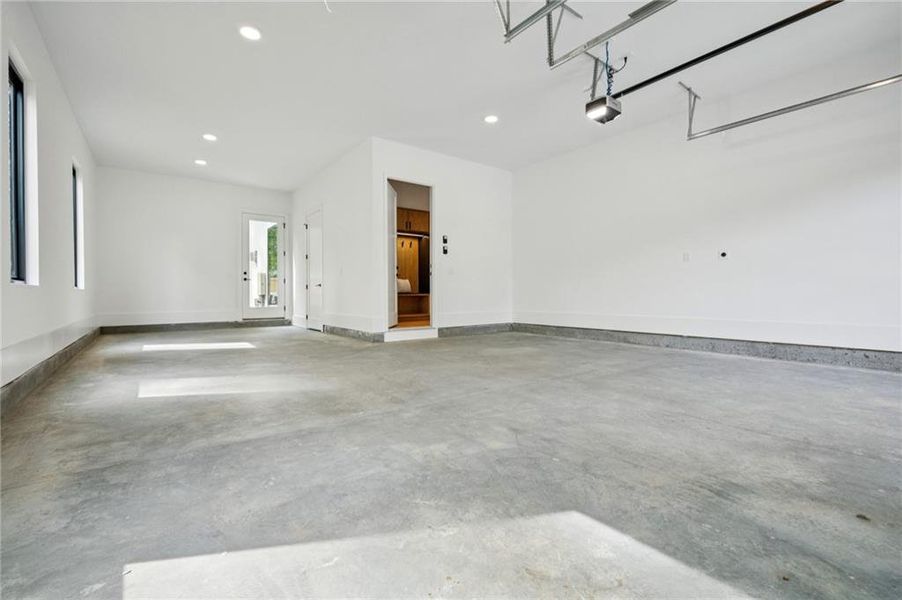Spacious, unfurnished interior of a new home in , Brookhaven (Image 28).