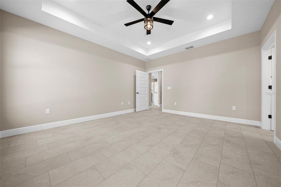 Spacious, unfurnished interior of a new home in , Ocala (Image 20).