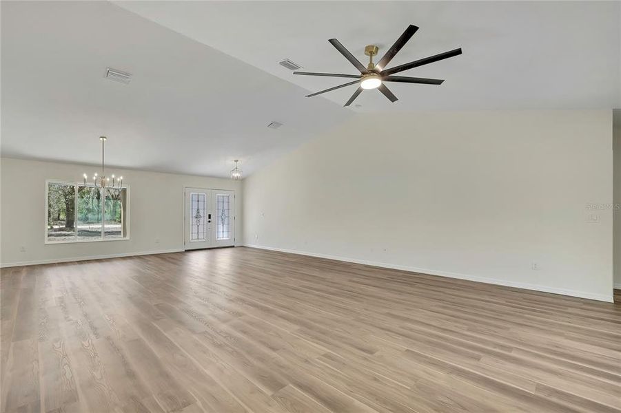 Spacious, unfurnished interior of a new home in , Crystal River (Image 23).