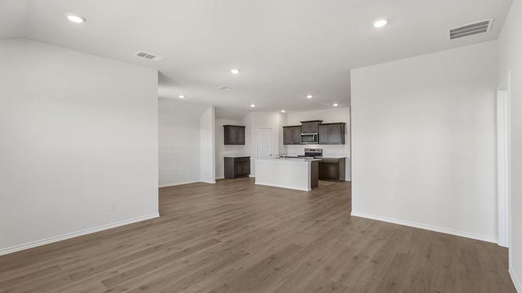 Spacious, unfurnished interior of a new home in Valor Farms, Royse City (Image 20).