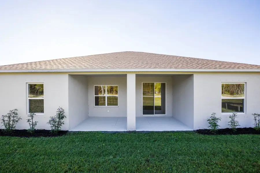 Representative exterior details of a home built from the Clearwater by Maronda Homes in Vero Lake Estates, Vero Beach (Image 3).