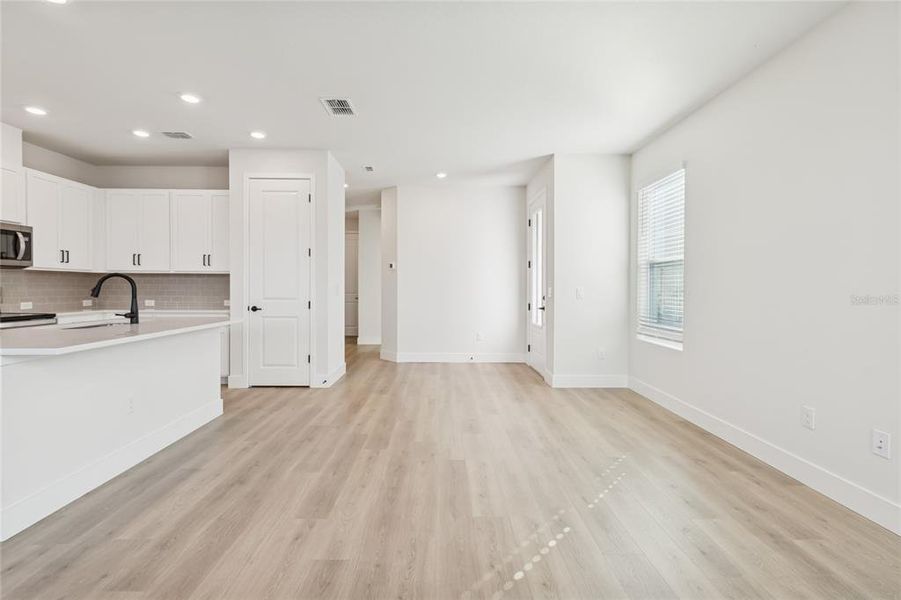 Spacious, unfurnished interior of a new home in North River Ranch – Townhomes, Parrish (Image 22).