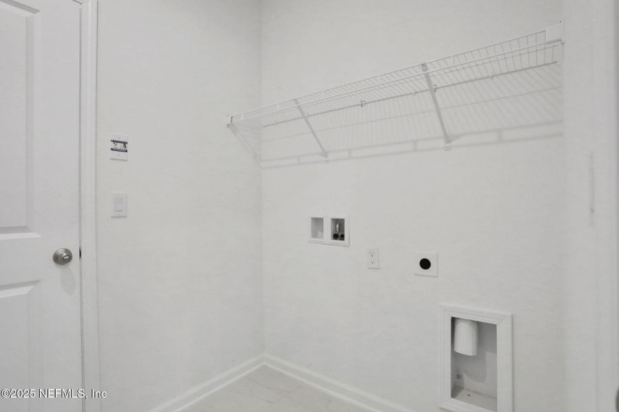 Spacious, unfurnished interior of a new home in Hyland Trail, Green Cove Springs (Image 37).