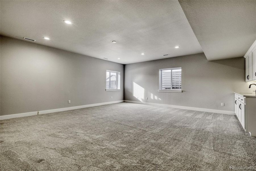 Spacious, unfurnished interior of a new home in Sterling Ranch Homestead, Colorado Springs (Image 15).
