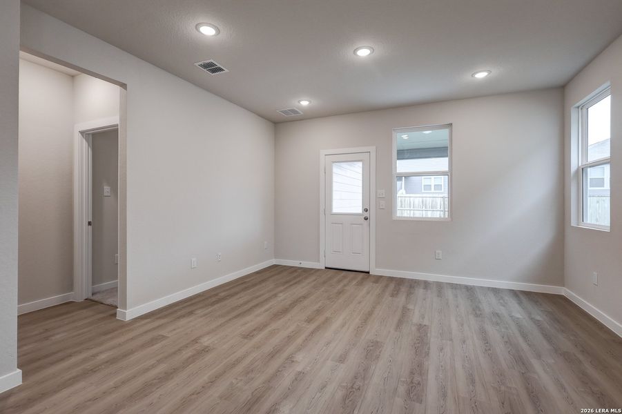 Spacious, unfurnished interior of a new home in Mesa Vista, San Antonio (Image 15).