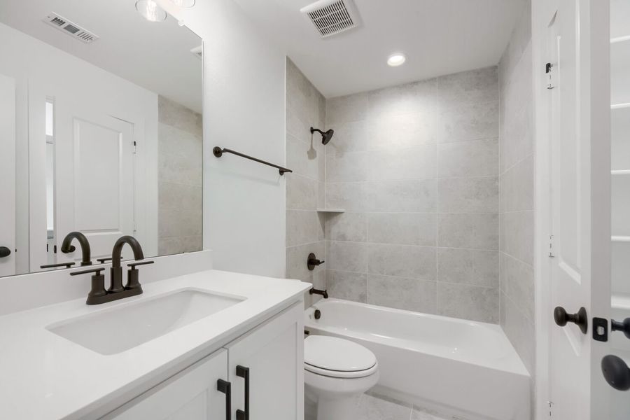 733 Red Cedar - Full Bathroom