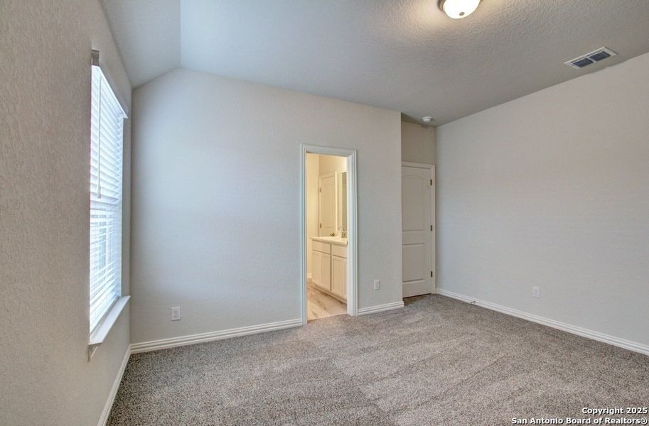 Spacious, unfurnished interior of a new home in Veranda, San Antonio (Image 20).