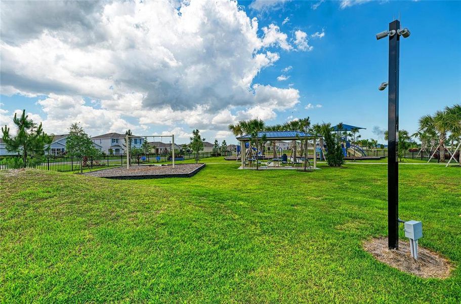 Community amenities in Bella Lago, Parrish (Image 33).