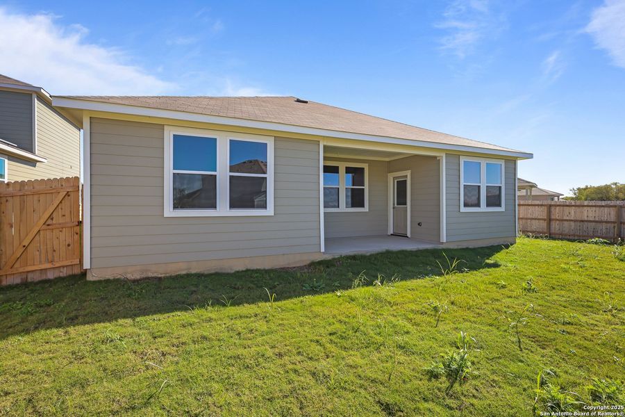 Exterior details and patio area of a home in Cinco Lakes, San Antonio (Image 3).