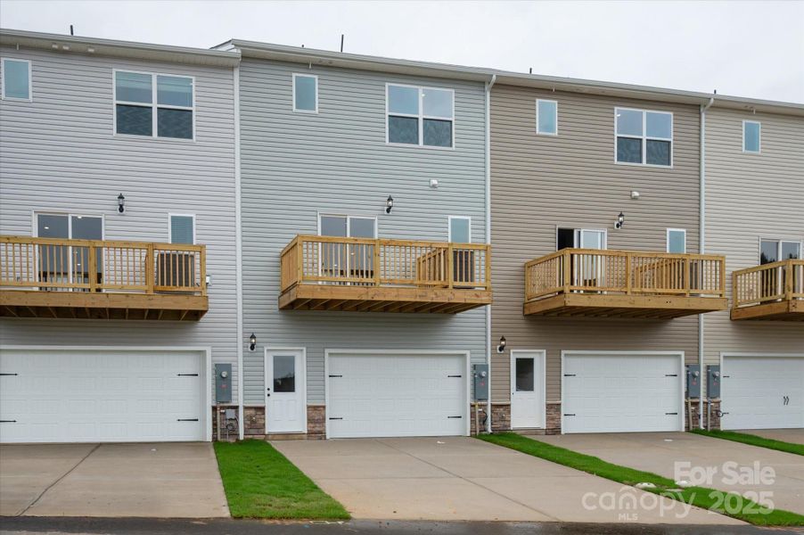 Exterior details and patio area of a home in Rhyne Court, Gastonia (Image 2).